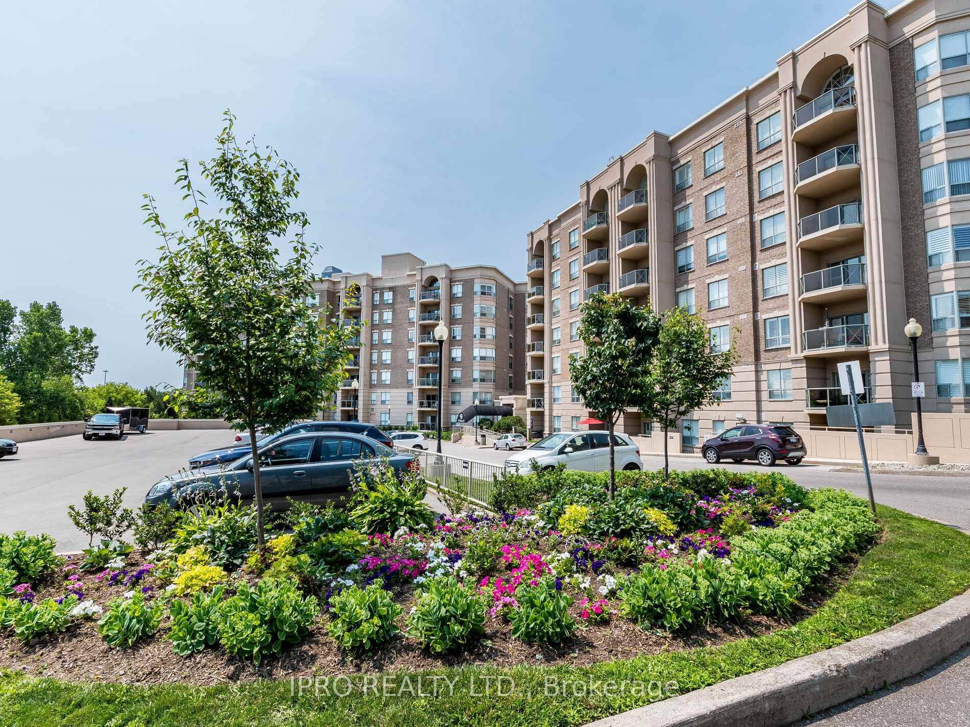 Location ! Location ! Close to all amenities Shopping, Hwys, Golf, Parks, and walking trails.