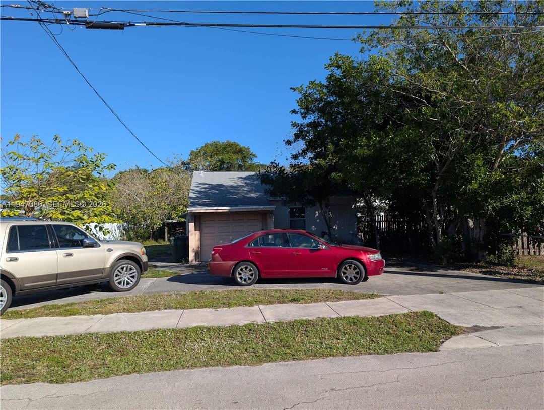 INVESTOR SPECIAL ! GREAT INVESTMENT PROPERTY IN A GREAT, EAST SIDE, NEIGHBORHOOD.