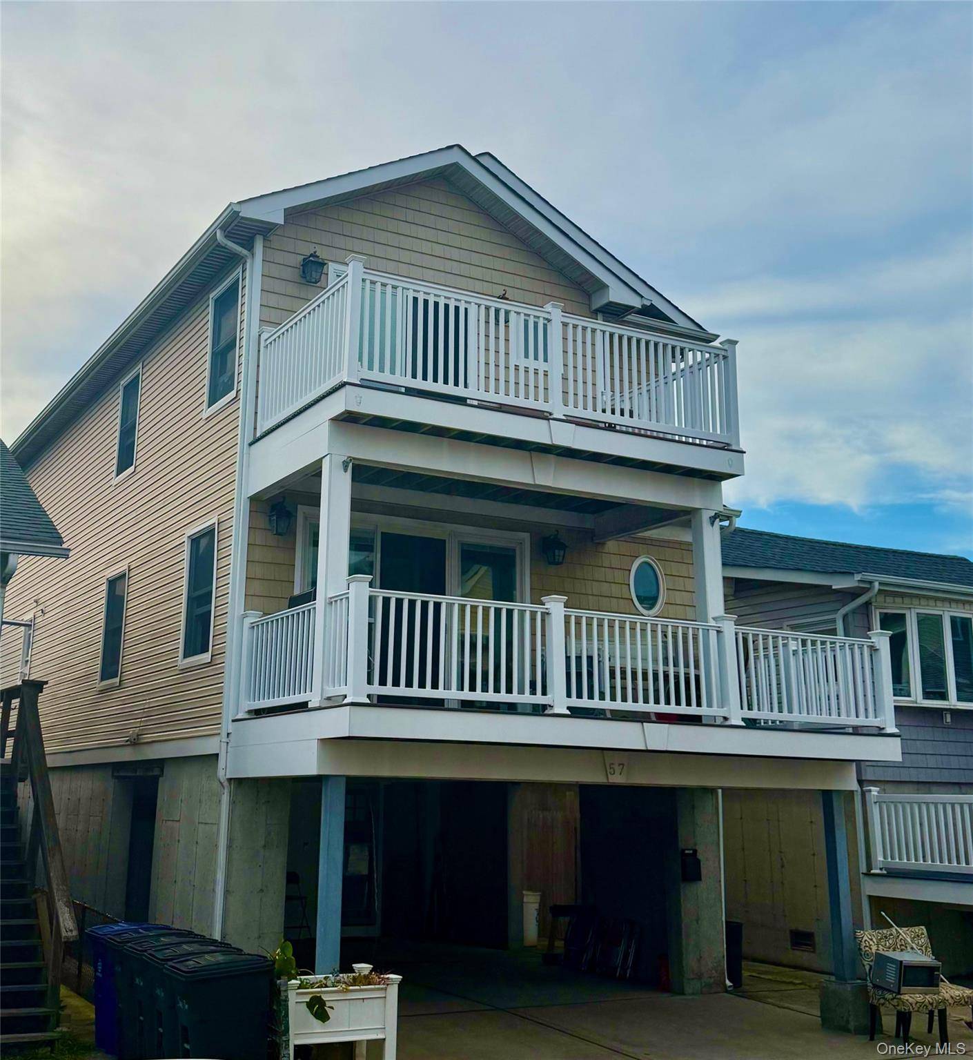 Spacious raised house for rent, in the heart of the West End of Long Beach.