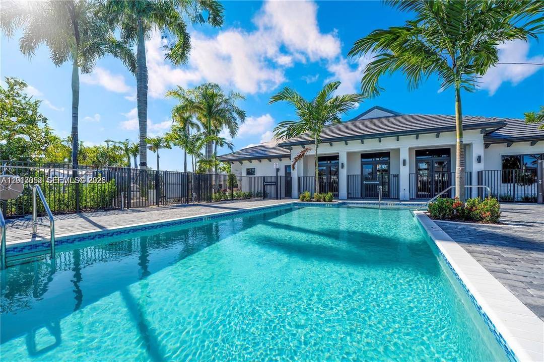 A brand new Townhouse with a full lake view in Dania Beach !