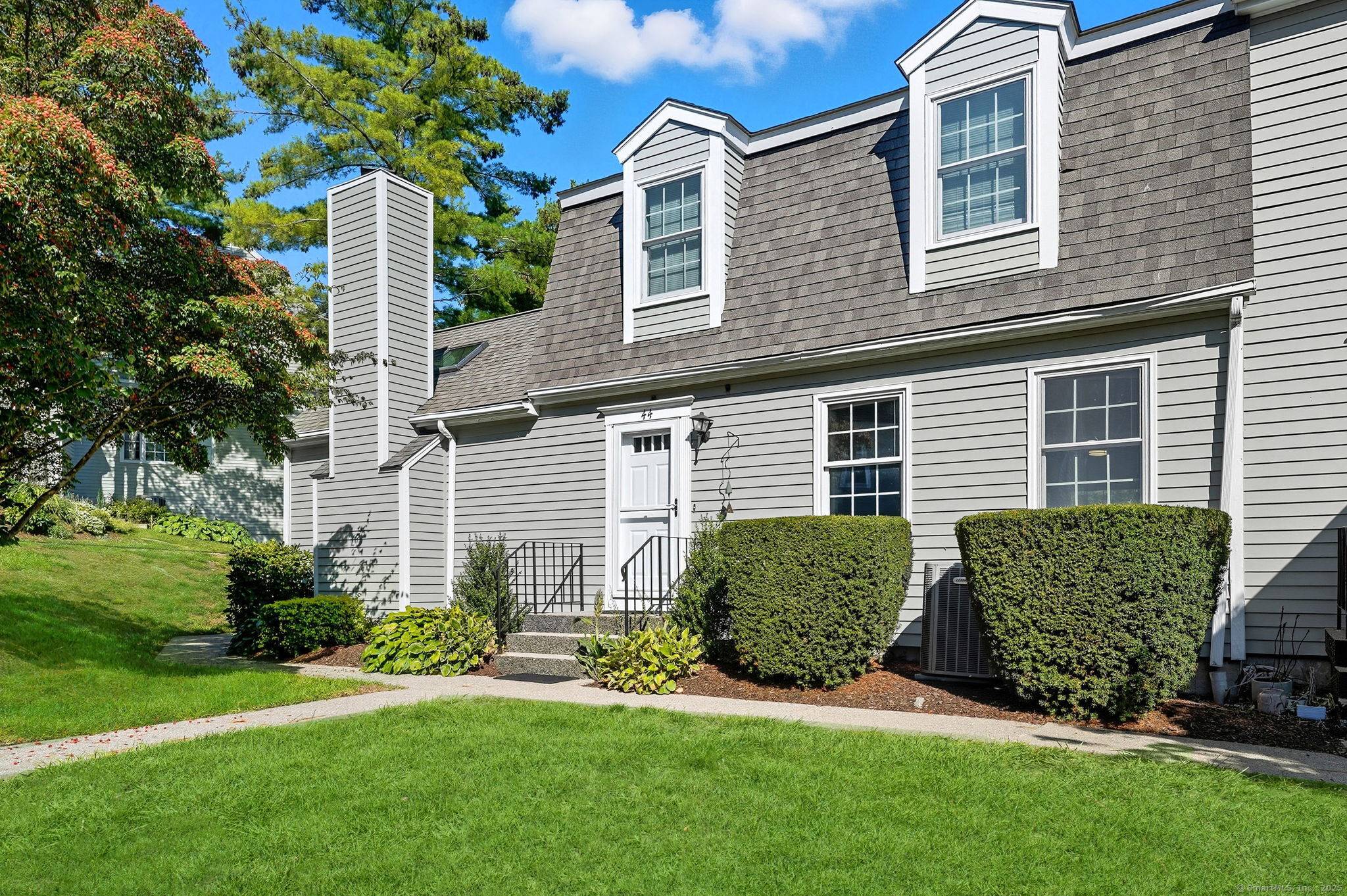 Exceptional In Town Townhome in Desirable Quail Ridge.