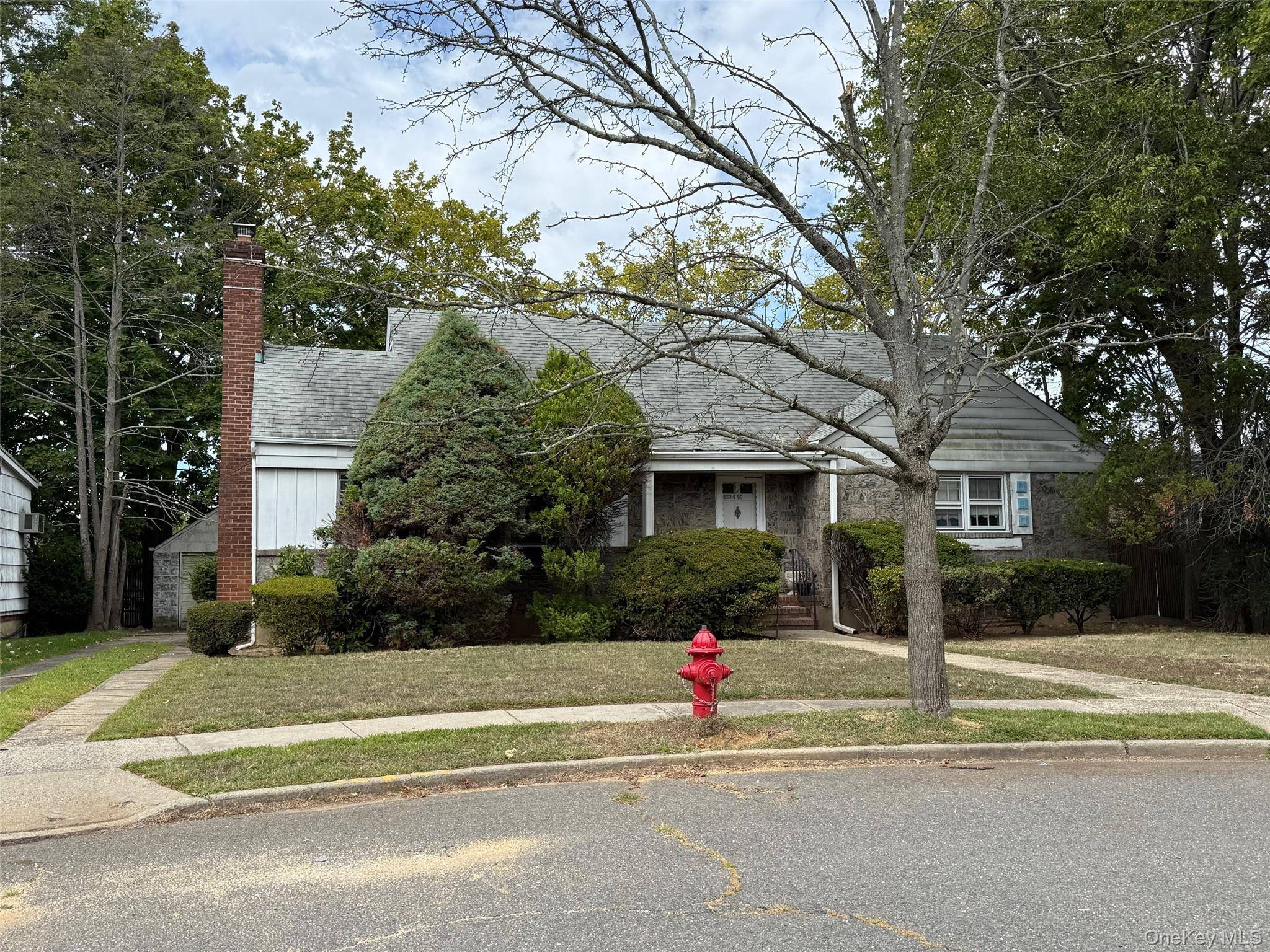 Location Location location, Charming wide line Field stone amp ; brick cape located in the heart of WH conveniently near all on quiet Cul De Sac !