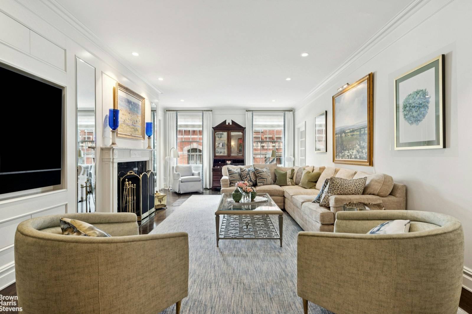 Mint Park Avenue Renovation This meticulously renovated and exquisitely decorated eight into seven room apartment is a blend of timeless architectural charm and modern sophistication.