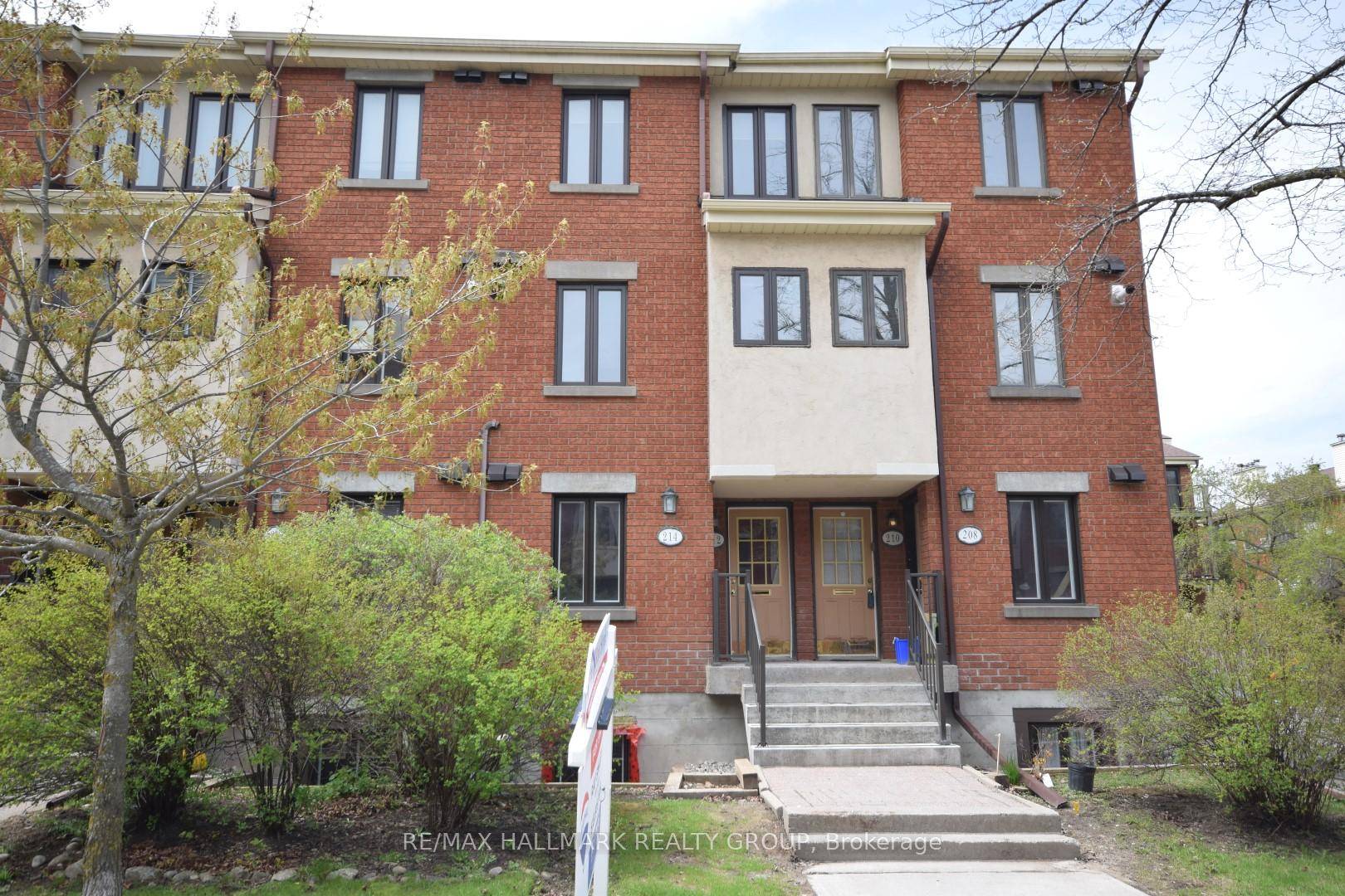 Discover the perfect blend of comfort and convenience in this charming 2 bedroom, 2 bathroom lower unit condo located in the highly sought after neighborhood of Manor Park, Ottawa.