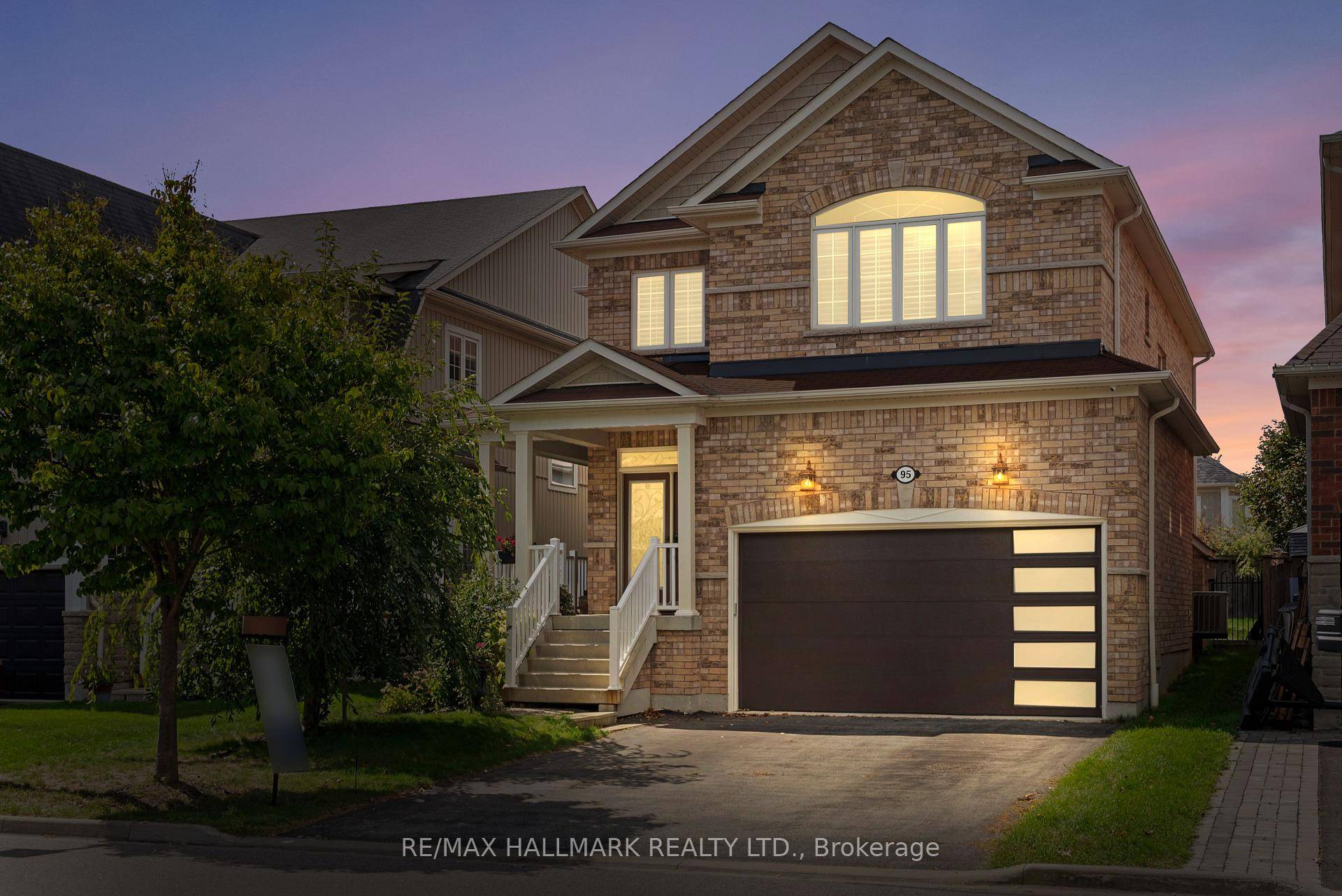 Postcard perfect quiet street in the heart of Brooklin, anchored by fantastic schools, family community, parks and local shopping !