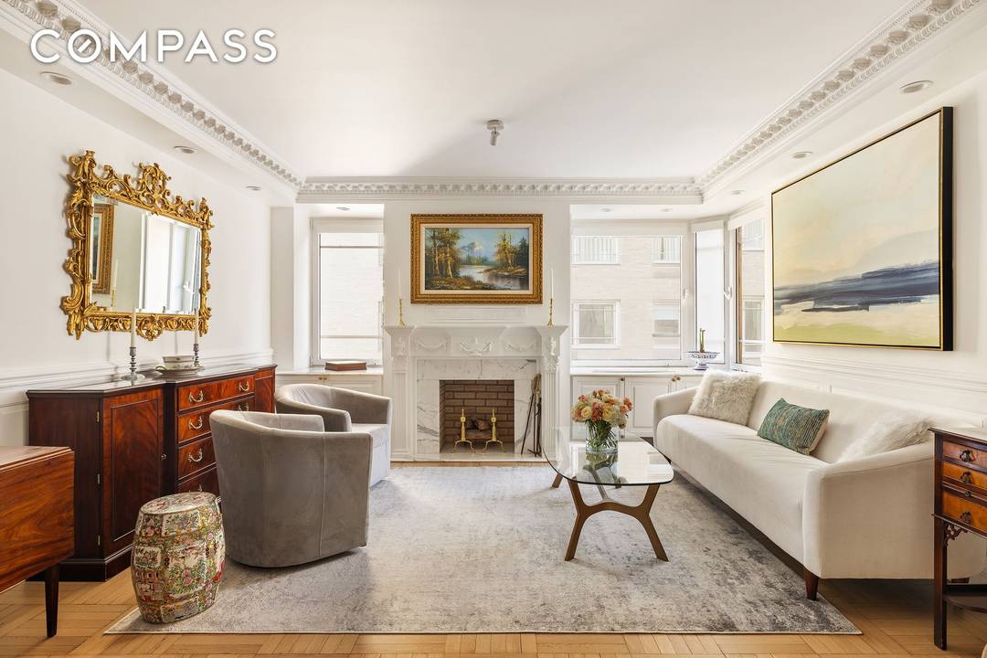 This renovated classic six is perfectly located on Fifth Avenue and offers a gracious layout with well proportioned rooms, and an ideal separation of the public living space from the ...