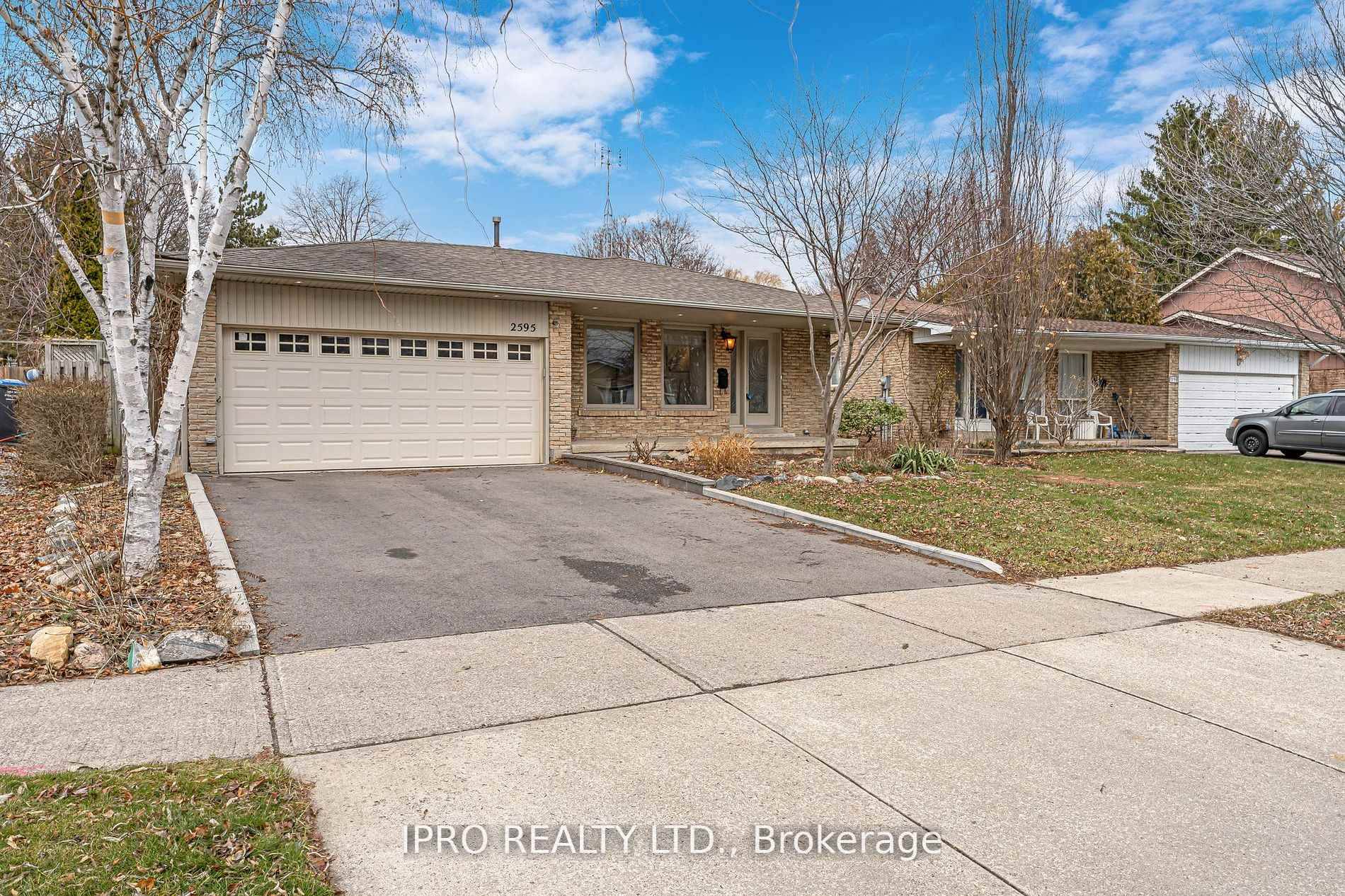 Stunning detached 3brm home main floor only, featuring renovated kitchen, spacious master bedroom with 3pc, ensuite and W I closet, quiet family oriented neighborhood, close to Erin Mills Shopping Center, ...