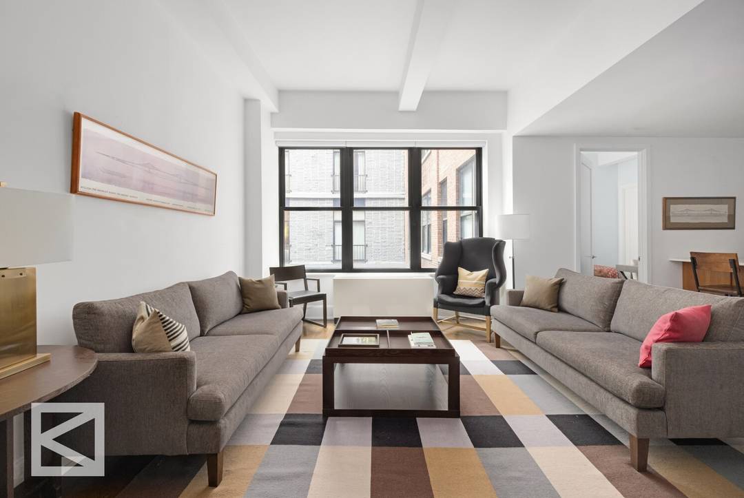 Located in the heart of Gramercy at Park Avenue South and 21st Street, this luxurious pre war, full service condominium is distinguished by its proportion and scale.