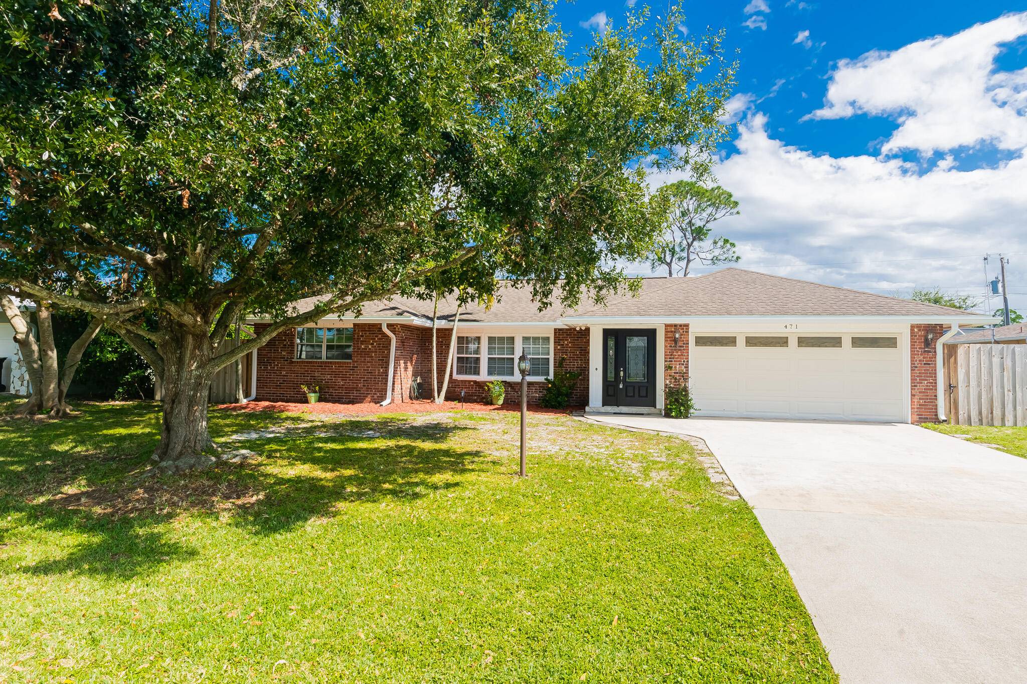 Well Maintained 3 2 2 Brick Home is move in ready !