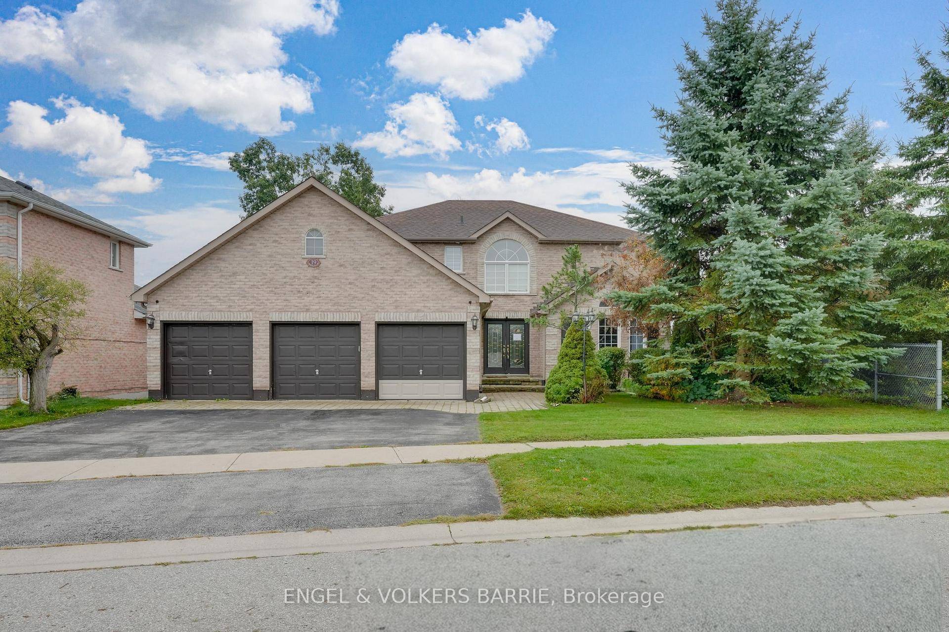 Welcome to this stunning First View Ashbridge Model in Barries coveted Tall Oaks community, offering over 2, 688 sq.