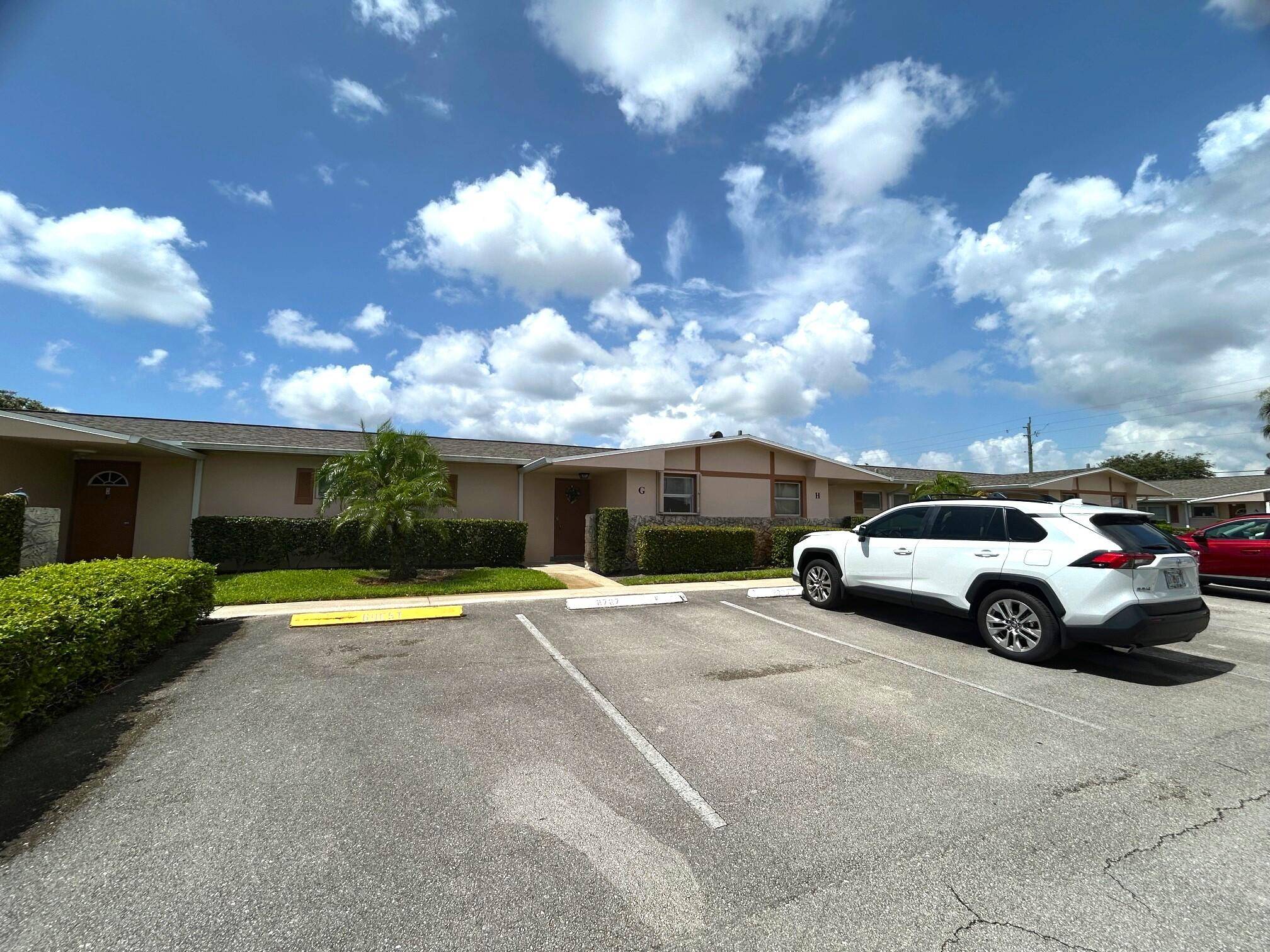 Tastefully updated 1 bedroom 1 bath Villa located in the 55 community of Cresthaven Villas.