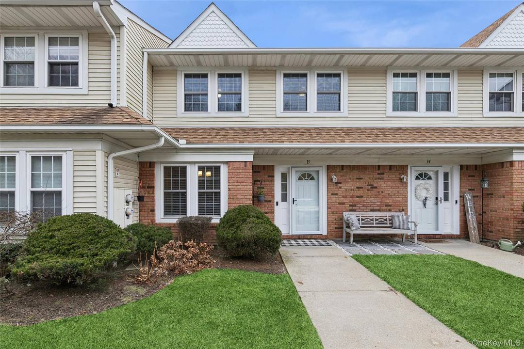 Welcome to 15 Gazebo Lane in Sachem Schools, a beautifully maintained condo located in the desirable Waverly Estates community of Holtsville.