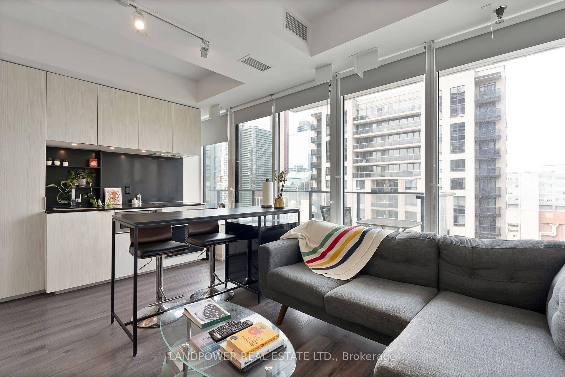 Seize the opportunity with this attractive bright 1BR located on the 25th floor.