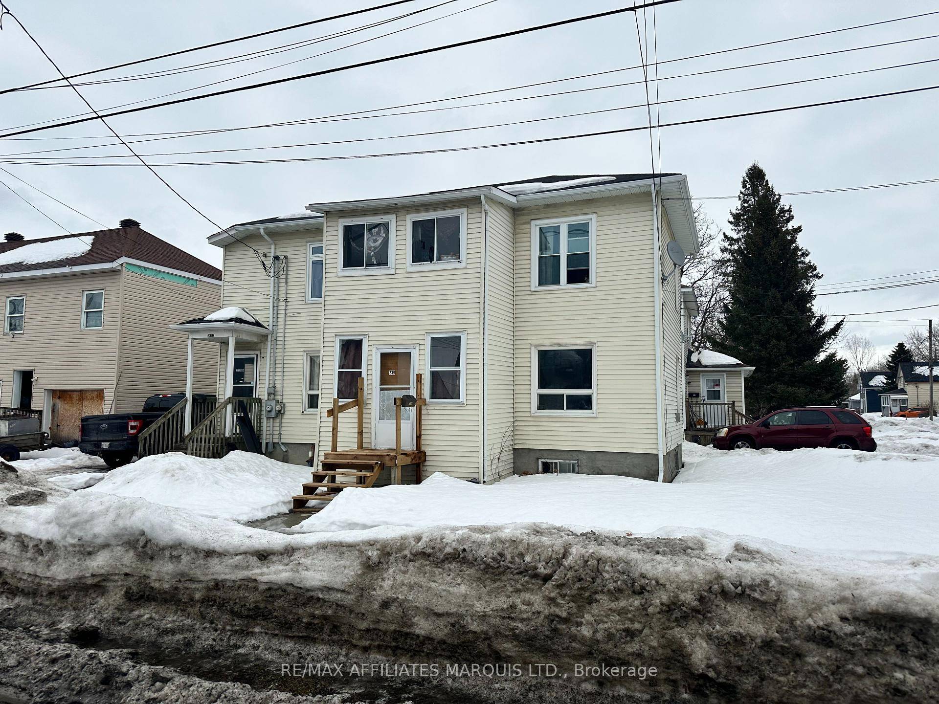 A lucrative investment opportunity awaits near the town center, offering unparalleled access to local amenities, perfect for tenants.