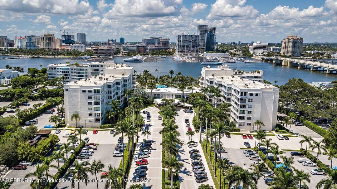 Experience Palm Beach living at its finest in this spacious 3 bedroom, 3 bath residence with sweeping views of the iconic Flagler museum.