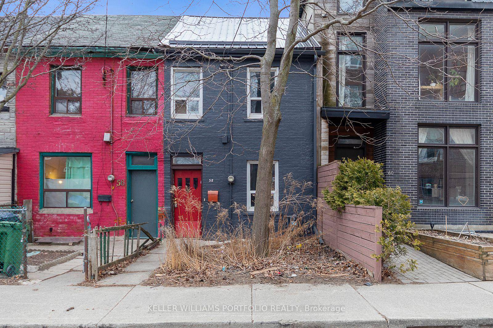 Well kept 3 bedroom with 2 bathroom and a backyard House next to Trinity Bellwoods Park just two blocks from Trinity Bellwoods Park !