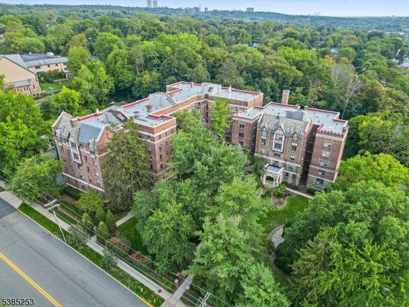 This beautifully renovated 2 bedroom penthouse in the highly sought after Dwight Manor community offers modern elegance and unbeatable convenience in Englewood.