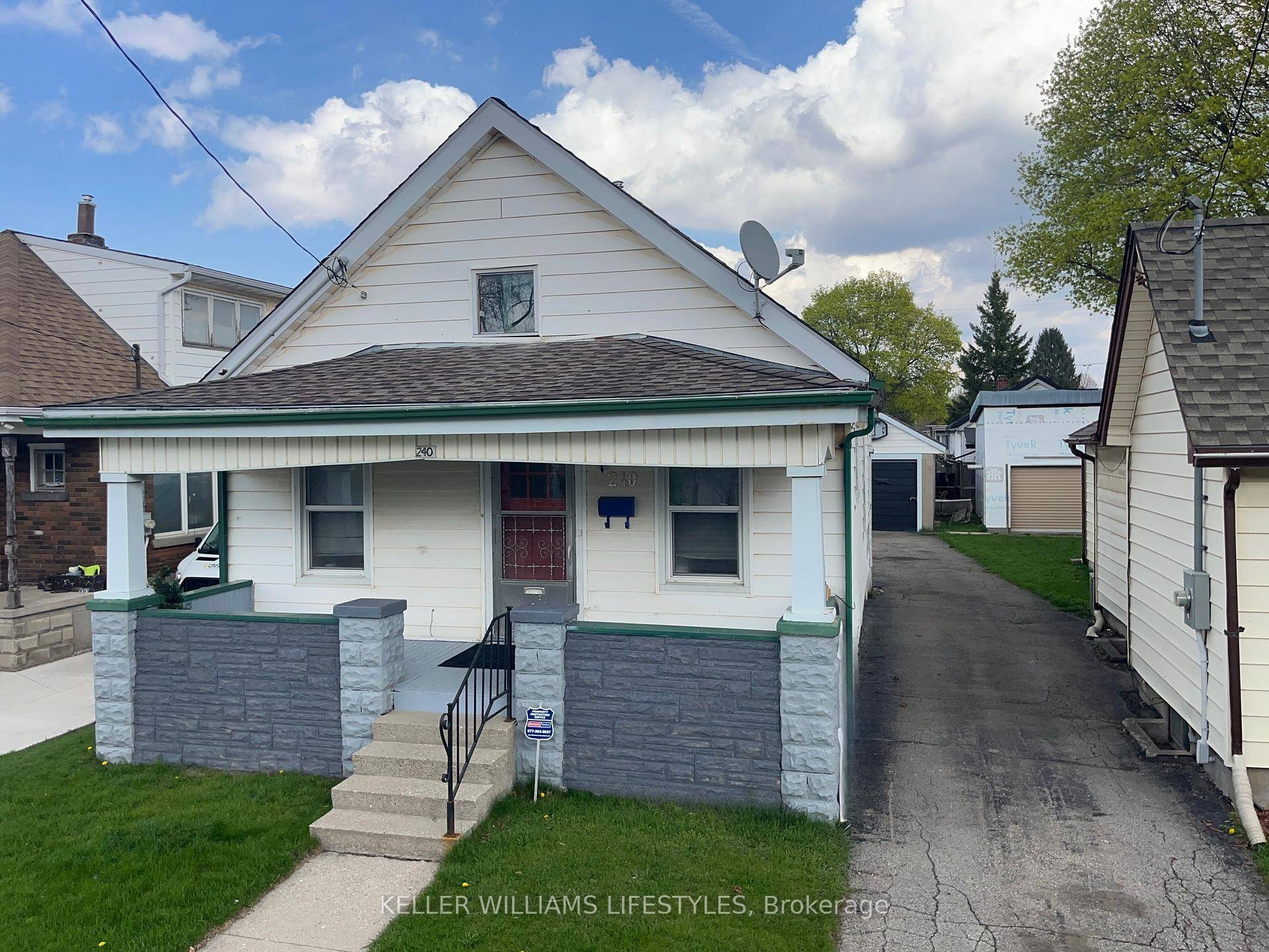 Move in tomrorrow ! Cute 2 bedroom bungalow with a garage !