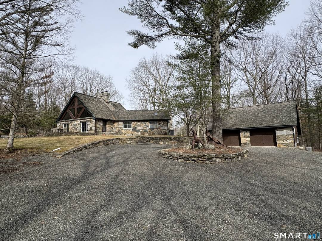 Escape to the peaceful charm of the countryside with this exceptional 4 bedroom, 2 full bathroom rental in the heart of Litchfield.