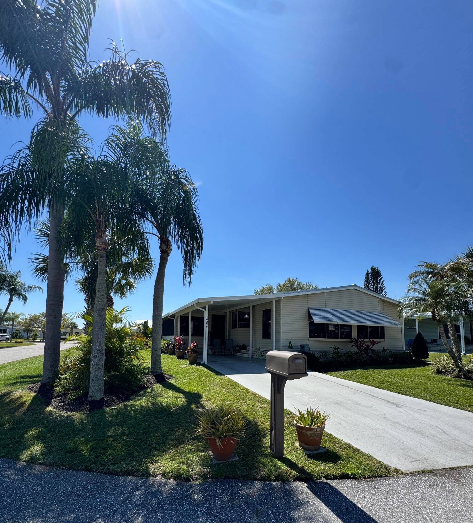Lovely 2 bedroom 2 bath home in the desirable 55 Spanish Lakes Fairways community.