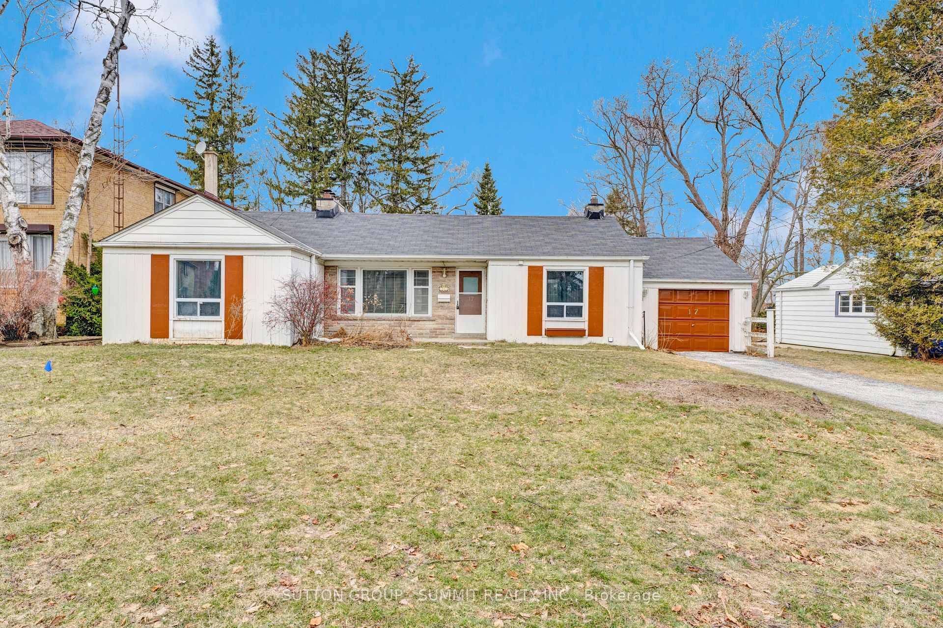 Beautiful 3 bedroom home, just steps from Lake Ontario !