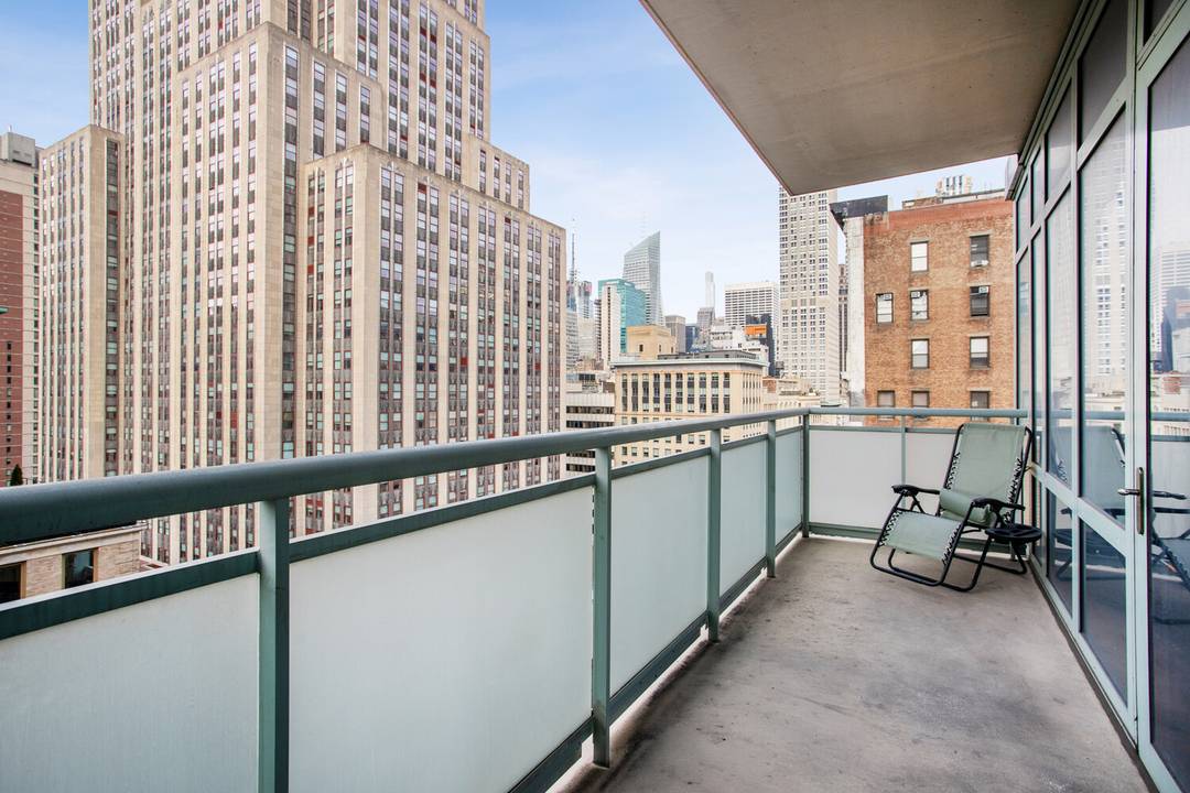 Spacious full sized 2 bedrooms with 2 full bathrooms in luxurious condominium unit in the heart of Midtown of Manhattan on Fifth Ave, with the view of Empire State Building ...