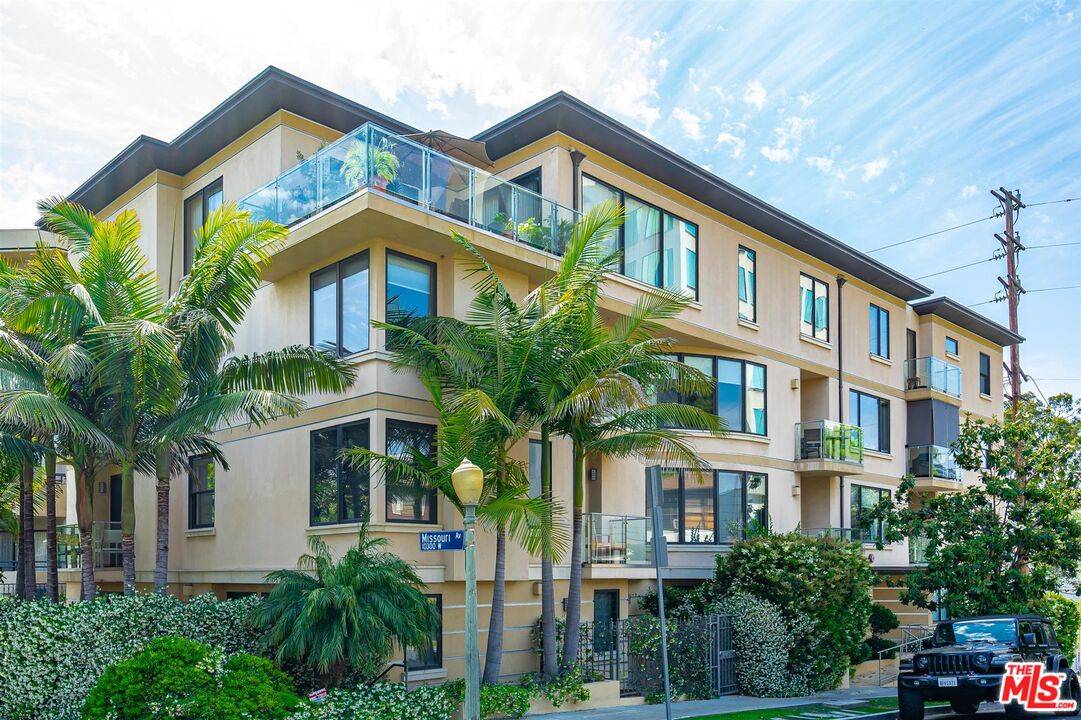1825 FOX HILLS DR 3BR La