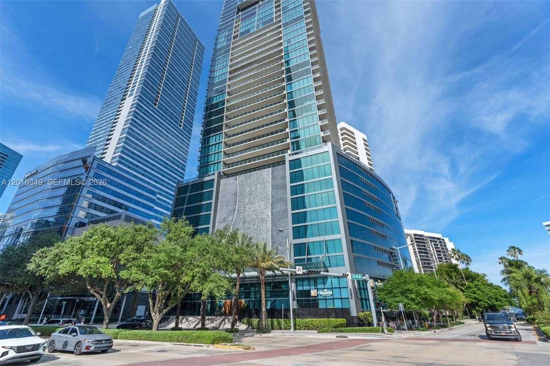 Impeccable 1 Bedroom 1. 5 Bathroom corner residence in the sought after Echo Brickell.