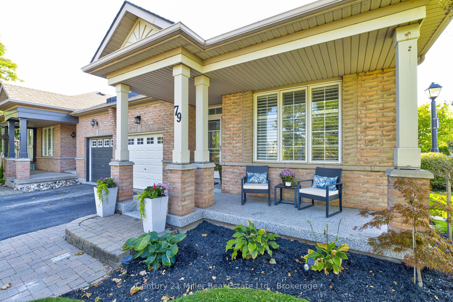 WOW ! Stunning, fully renovated end unit bungalow in Millcroft !