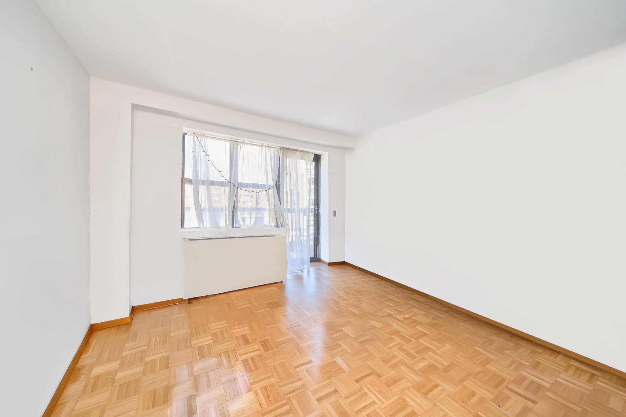 APARTMENT FEATURESKing Sized BedroomsCentral AirStainless Steel AppliancesDishwasherMicrowaveWhite Kirchen CabinetsBalconyBUILDING NEIGHBORHOODLaundry in BuildingResponsive ManagementSteps away to all trainsTRANSPORTATIONSteps away from the Port Authority