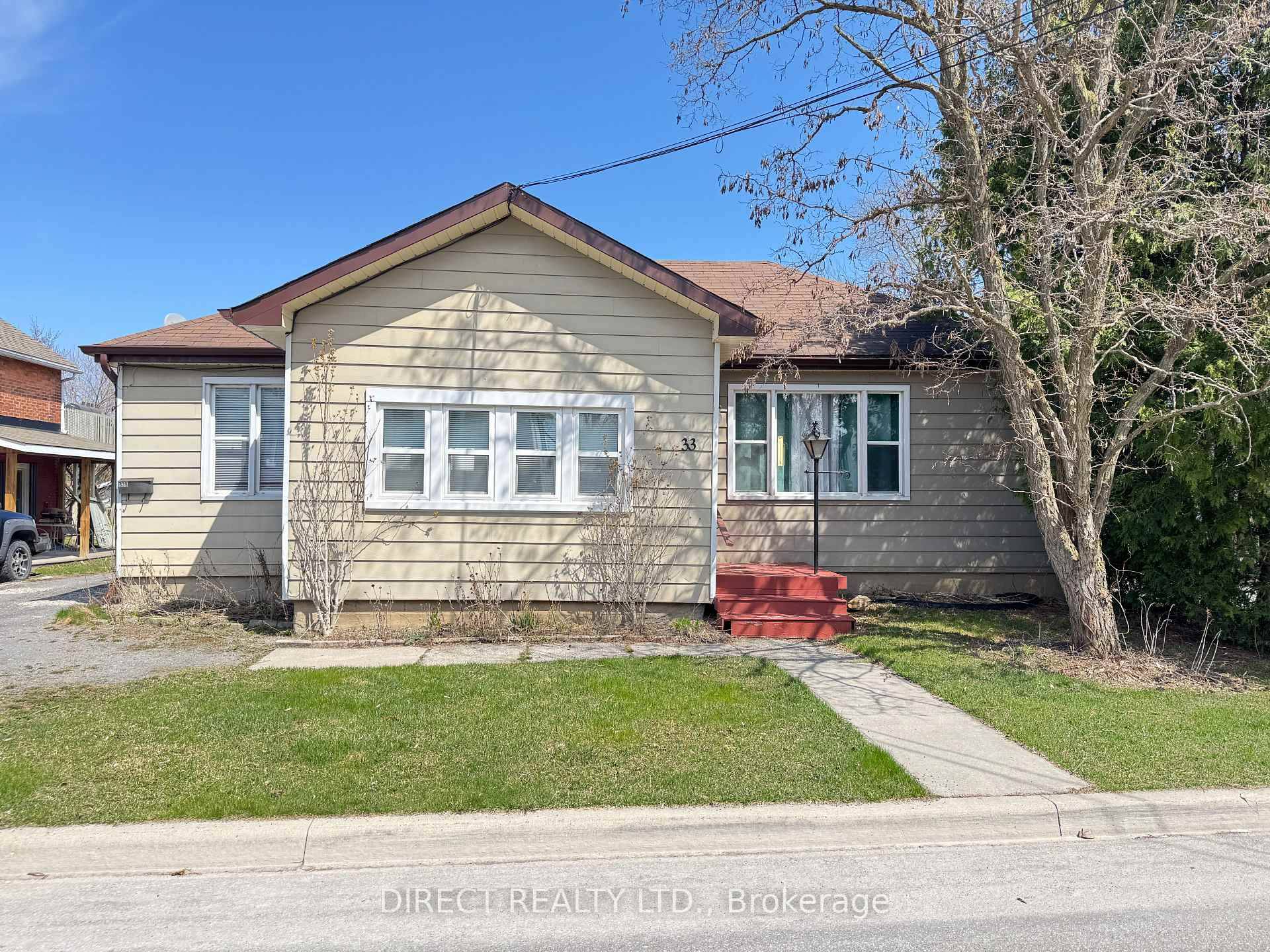 Discover a fantastic investment opportunity with this charming 2 bedroom unit plus 1 bedroom apartment located in the heart of Belleville.