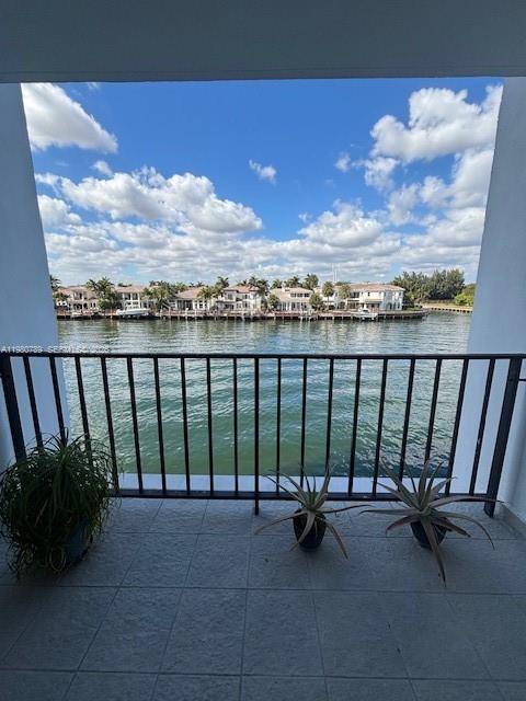 Spacious 2 bedroom, 2 bathroom apartment located in Hollywood Beach, offering fantastic views of the Intracoastal.