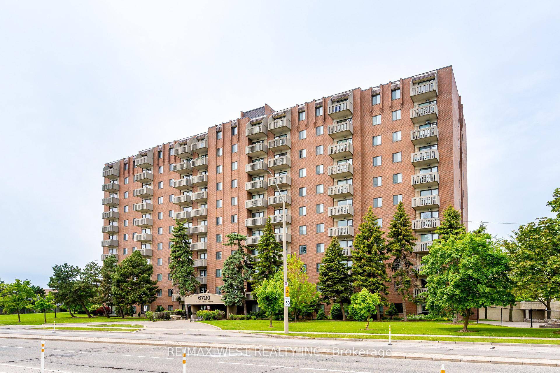 Beautiful And Spacious Sun Filled Unit Offers 2 Large Bedrooms, Premium Laminate Flooring, Beautiful Kitchen, Breakfast Bar amp ; Ensuite Laundry !