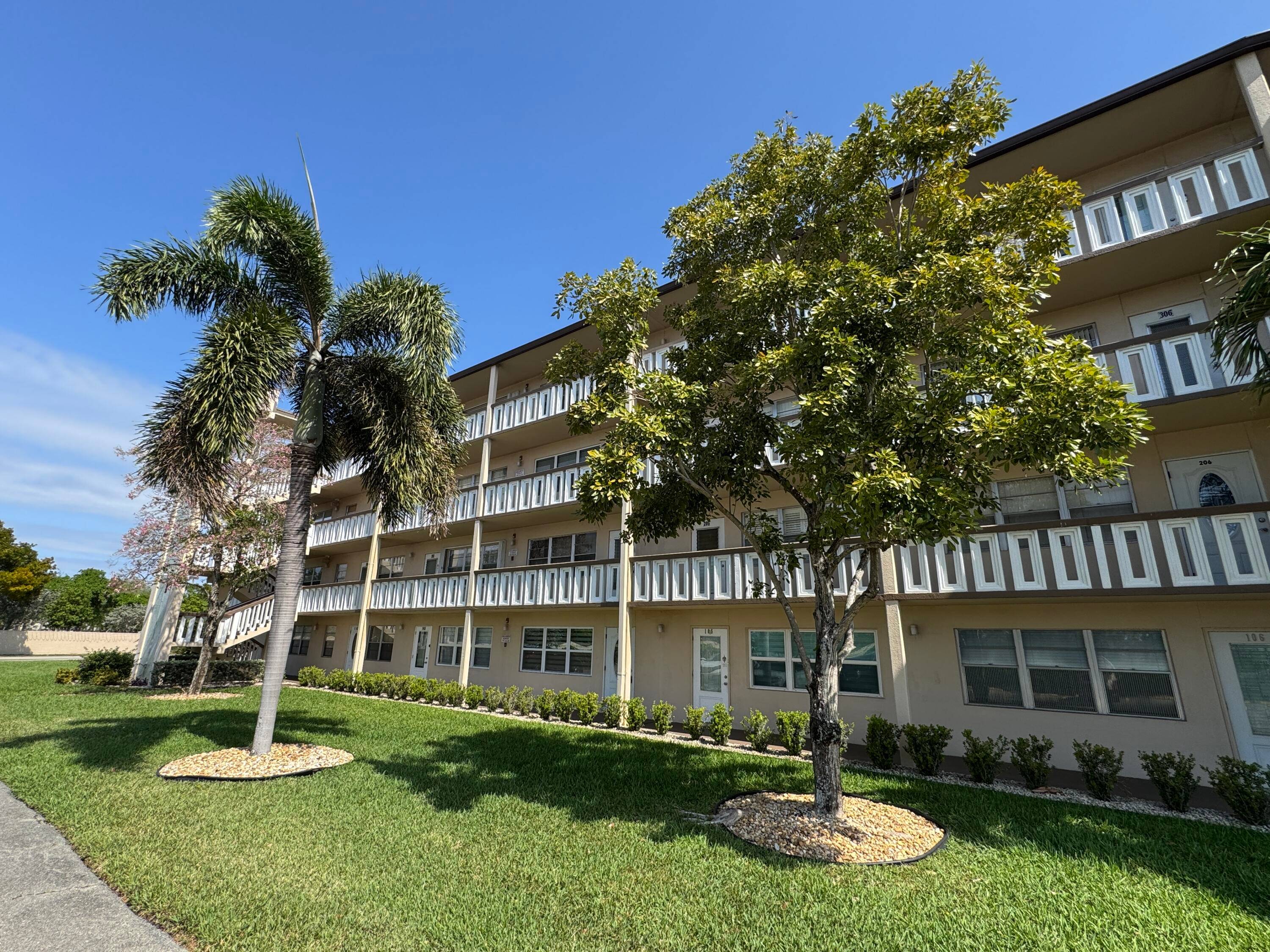 Fully furnished condo, move in ready !