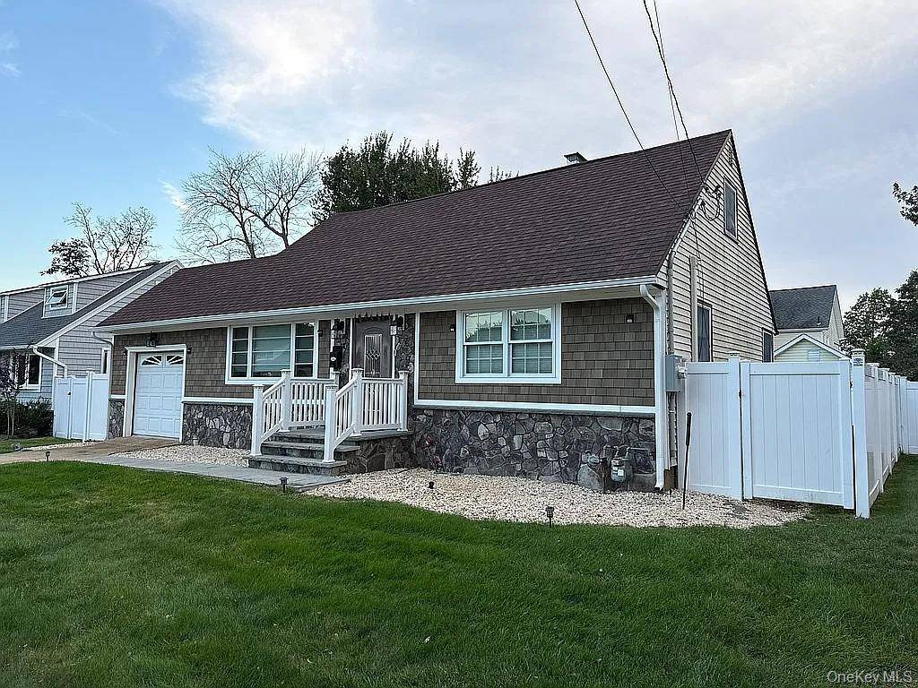 Welcome to 16 Smith Street, Hicksville !