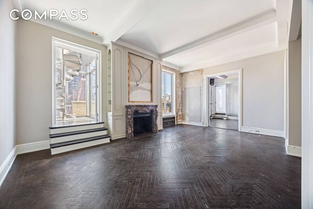 A penthouse of exceptional scale and presence, set atop one of Sutton Place s most distinguished prewar cooperatives.