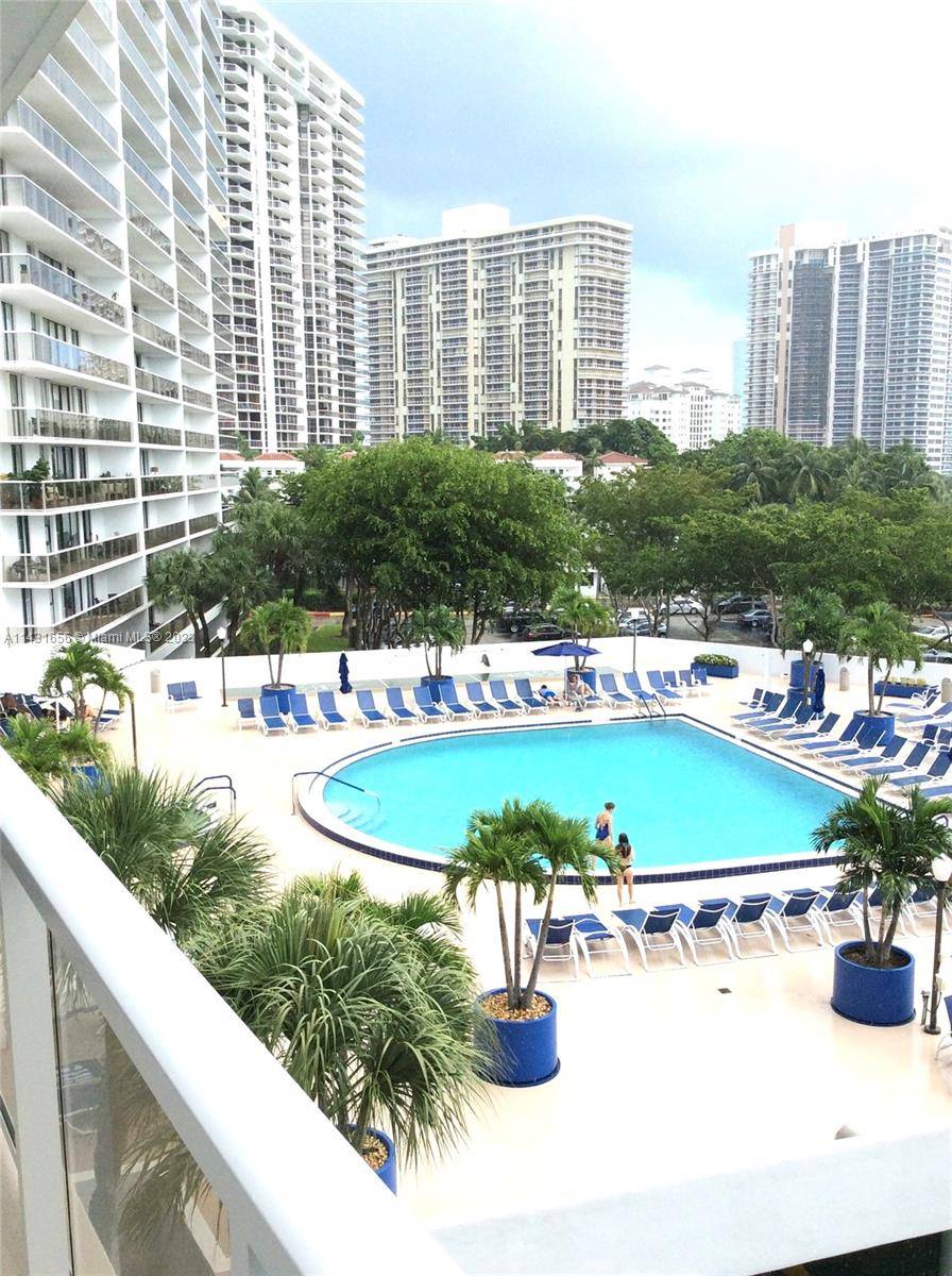 Beautiful unit, updated kitchen located in the heart of Aventura across from the beautiful 3 mile walk and bike path loop around the Turnberry Isle Golf Course.