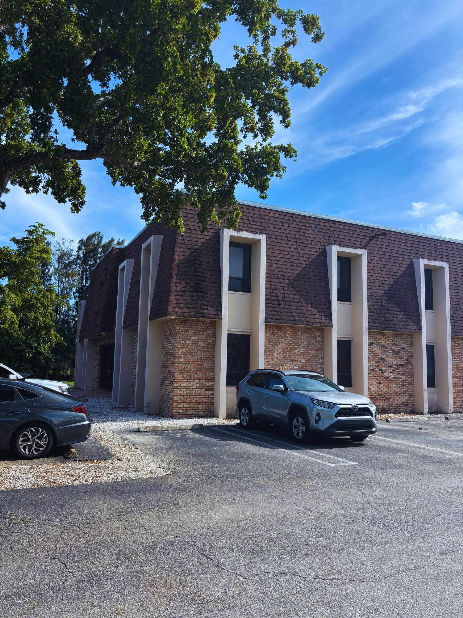Corner office condo in a well located Palm Springs commercial complex !