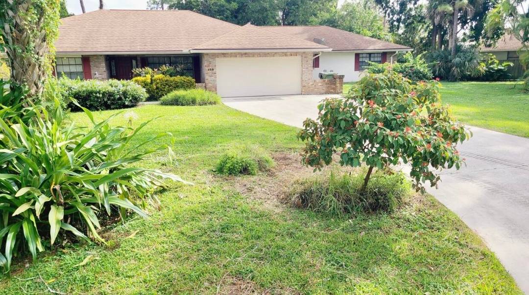 Beautiful, pool home in desirable Pinewood Grove of Wellington on a cul de sac lot.