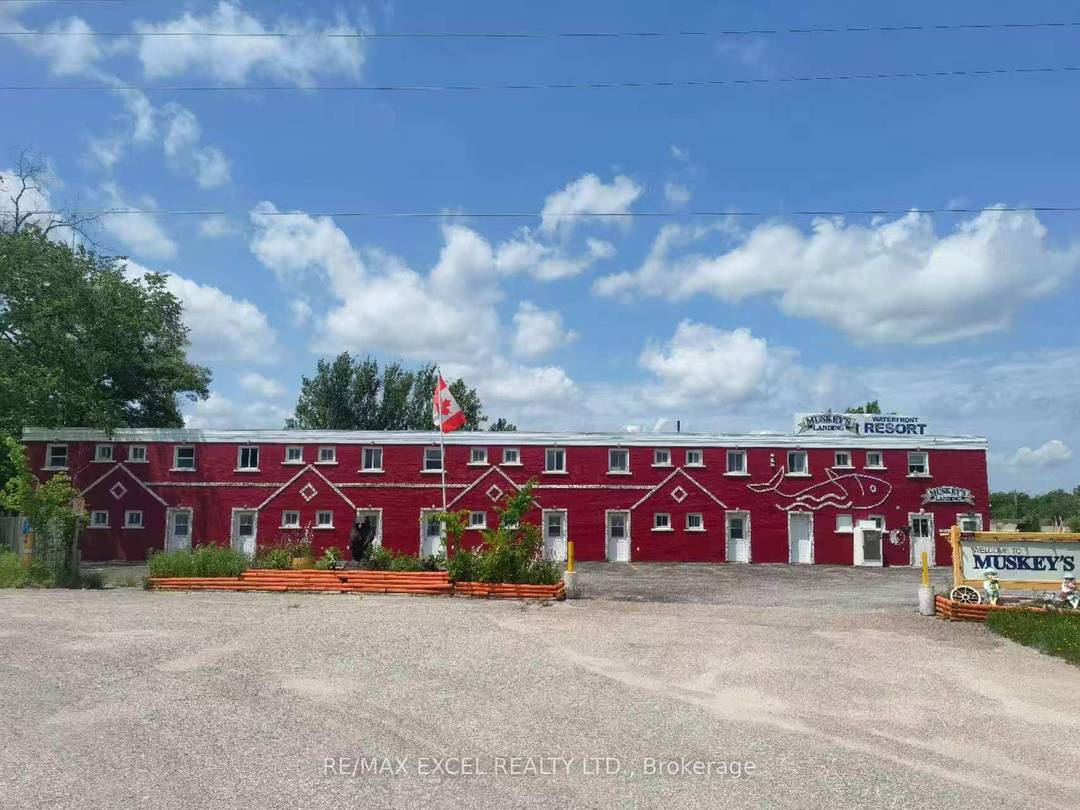 Located on the shores of Georgian Bay in Port Severn this resort motel offers Kitchenettes, hotel rooms and waterfront cottage units.