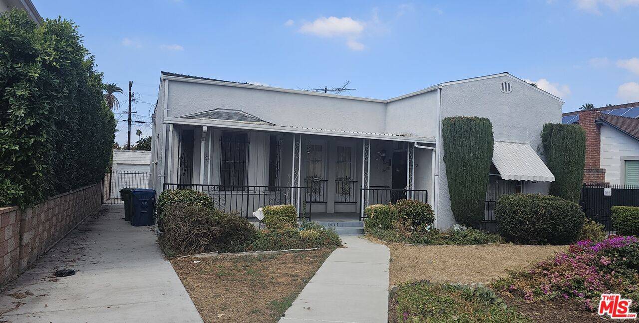 1047 S Victoria Ave 3BR La