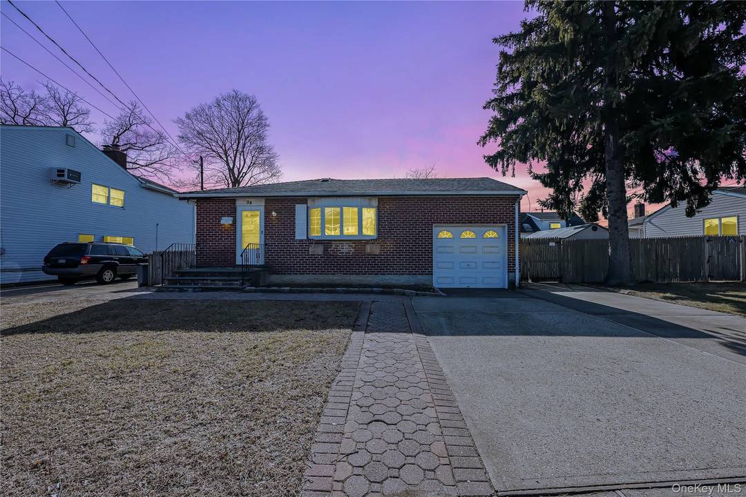 Charming Inline Ranch in Prime Location !