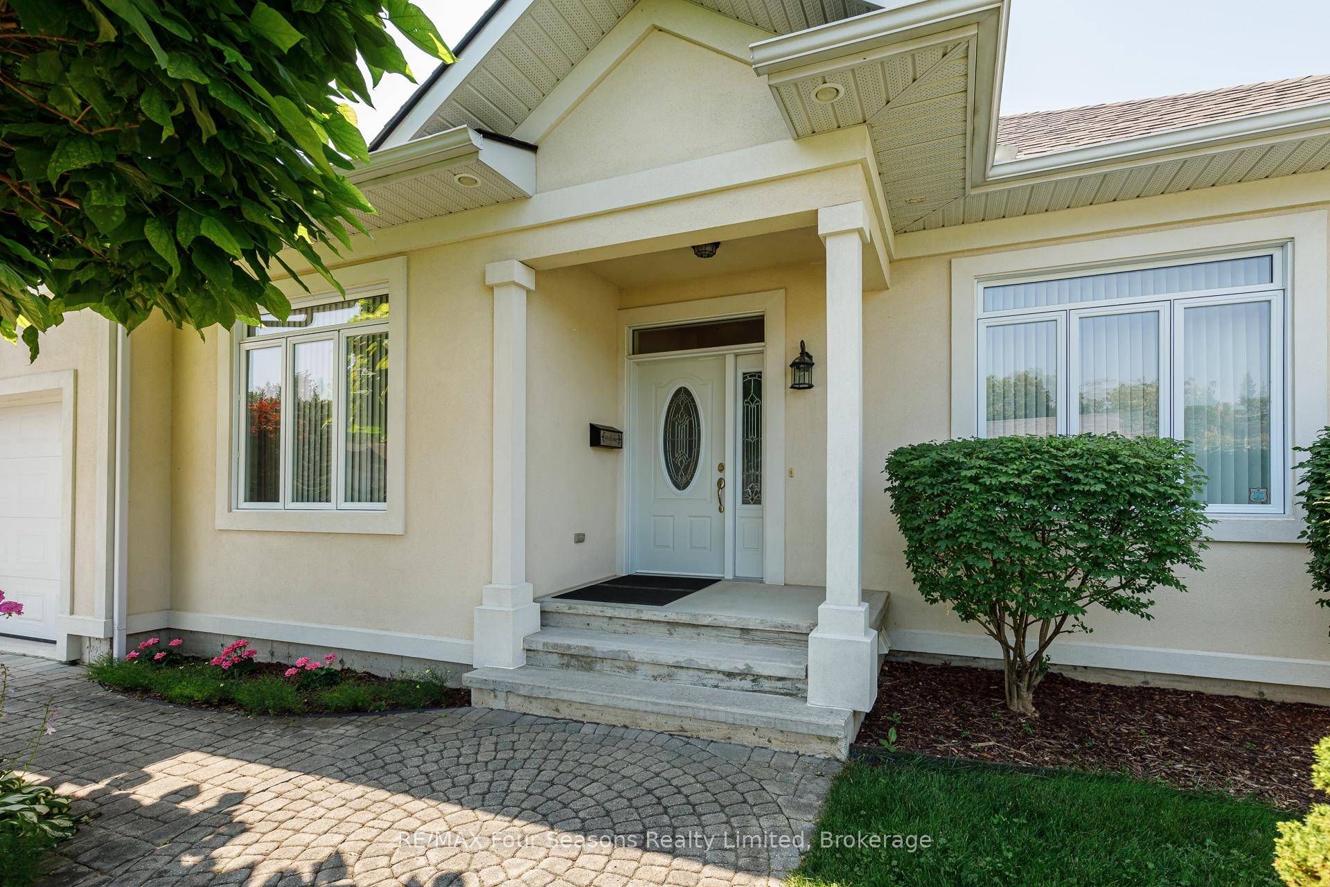 EXECUTIVE PORTER SKELTON CUSTOM HOME 5 BEDS 3 BATHS 3200 SQ FT LIVING SPACE BLUE MOUNTAIN VIEWS STEPS TO THE VILLAGE Four season retreat in the heart of Ontario's premier ...