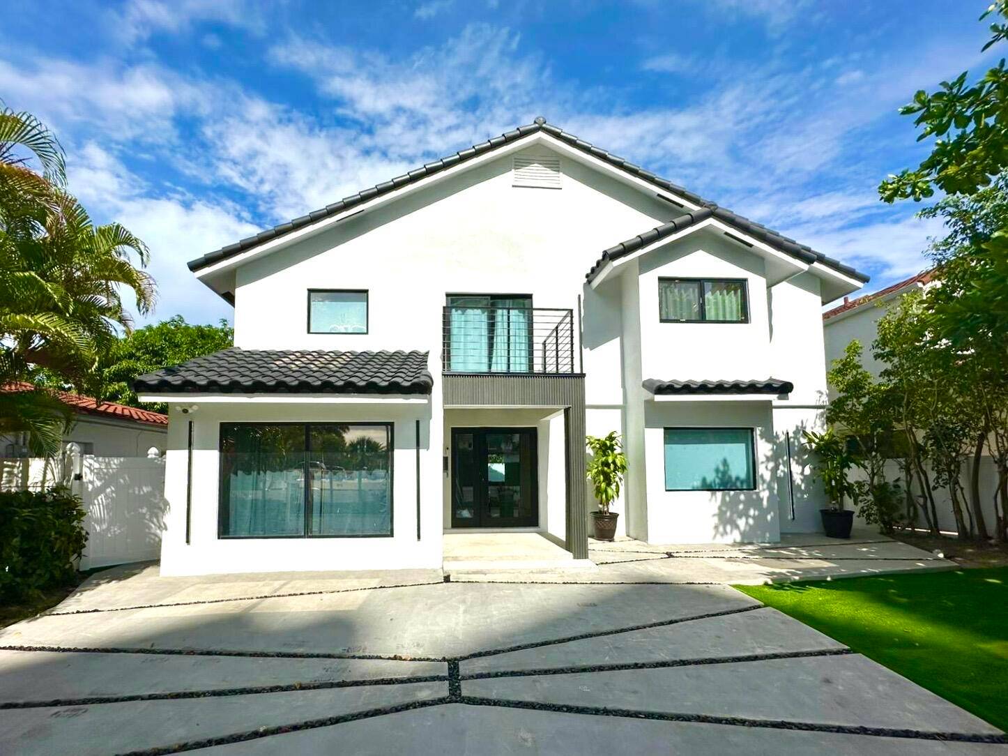 Modern Coastal Elegance in the Heart of Fort Lauderdale Beach !
