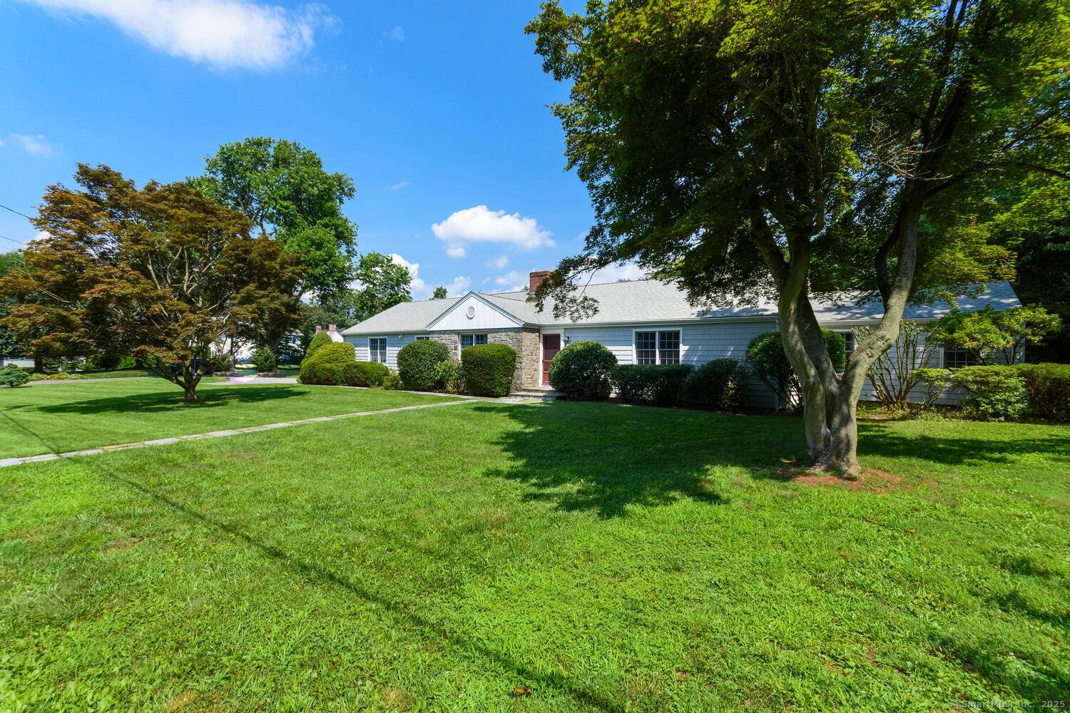 Ideally located in the heart of the sought after Noroton Manor Association and within the coveted Hindley Blue Ribbon school district, this delightful three bedroom, two bath home offers the ...