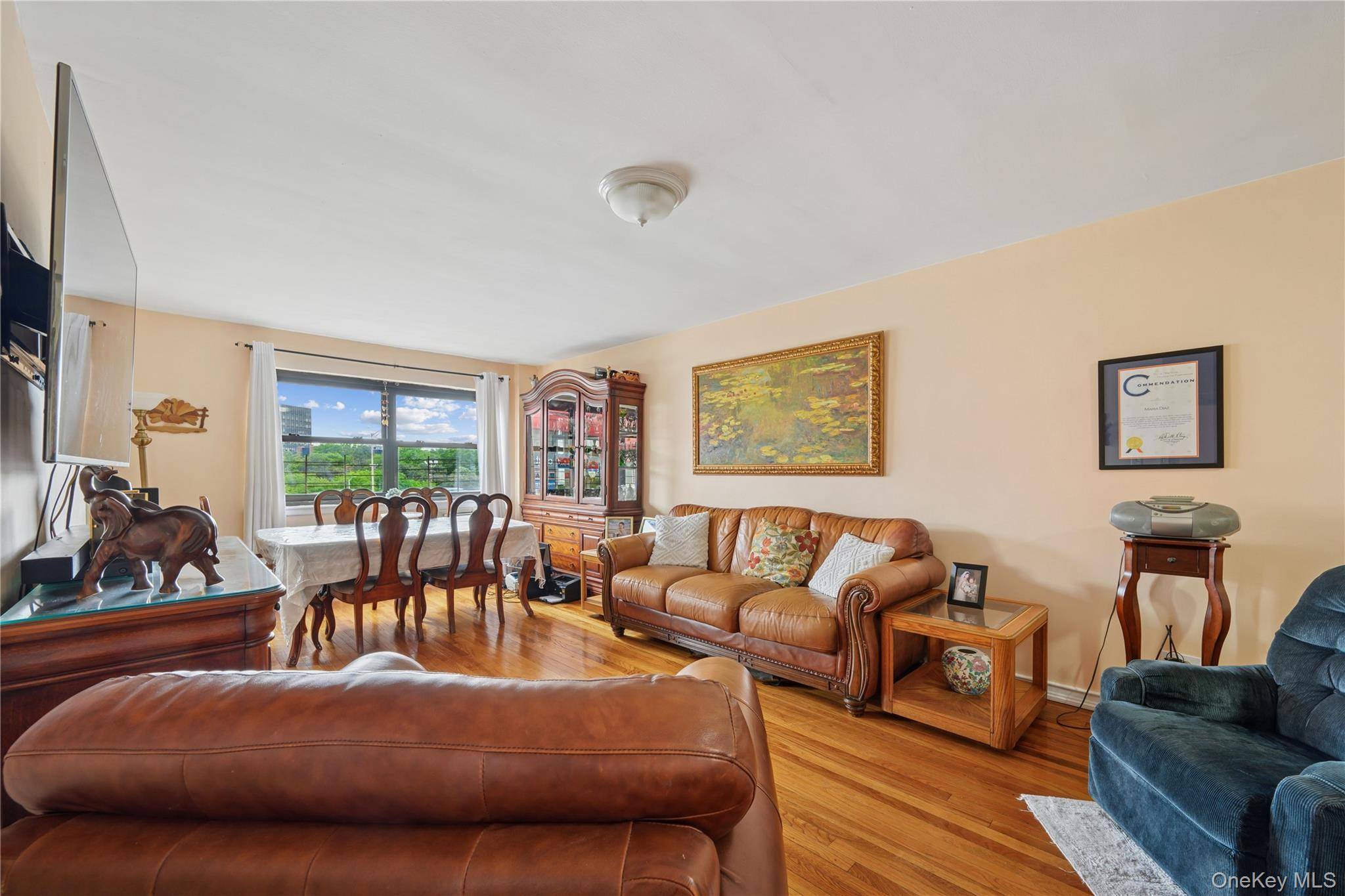 Welcome to this beautifully well maintained 3 bedroom 1.