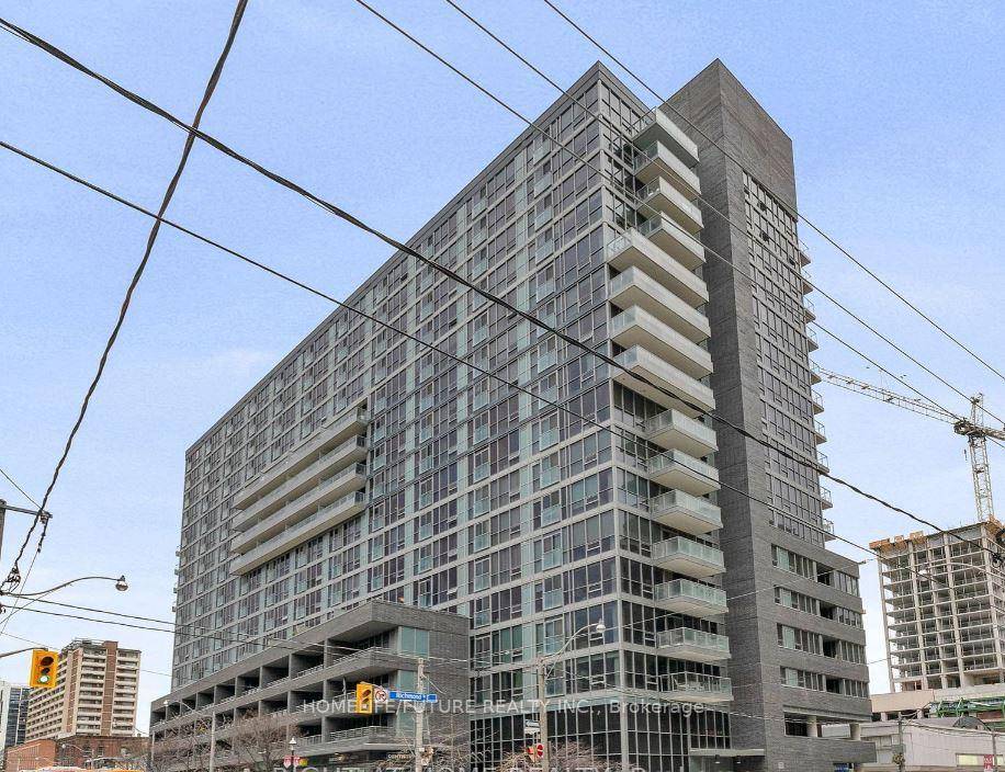 Stunning amp ; Bright 1 Bedroom With 9Ft Smooth Ceilings In A Highly Sought After Building !