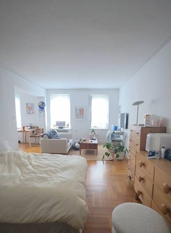 , SUPER SPACIOUS STUDIO IN PRIME LOCATION CLOSE TO ALL MAJOR SUBWAYS !