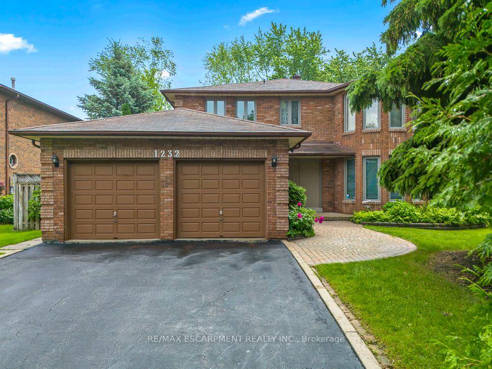 1232 Saginaw Crescent welcomes a great opportunity to live in the heart of Lorne Park, one of Mississauga's most desirable and family friendly neighbourhoods.