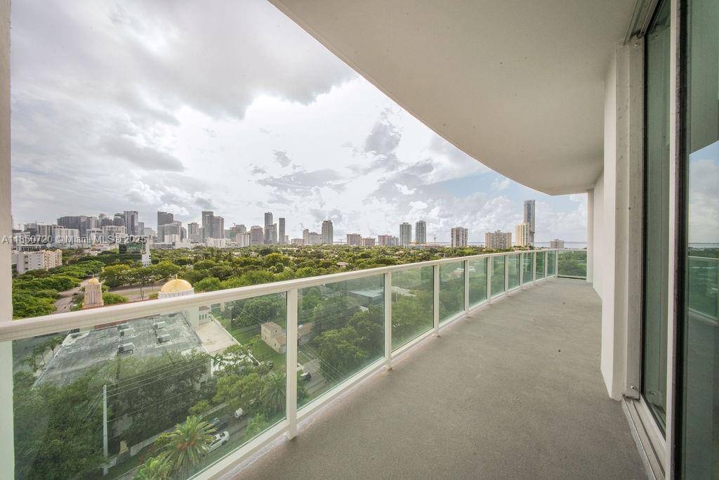 SPECTACULAR UNIT WITH UNINTERRUPTED VIEW TO BRICKELL'S SKYLINE.